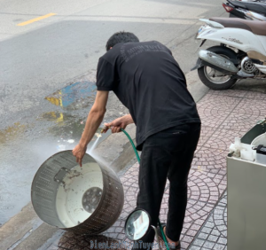 ve-sinh-may-giat-quan-go-vap