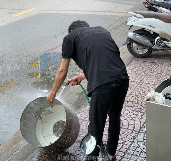 ve-sinh-may-giat-quan-go-vap