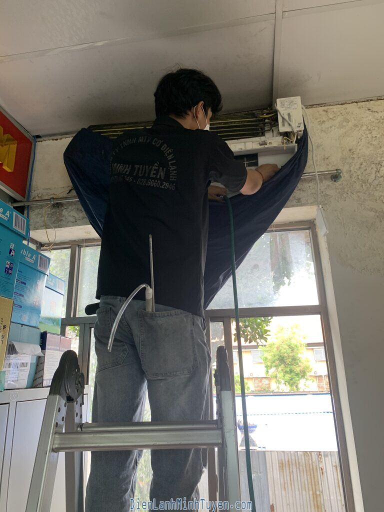 ve-sinh-may-lanh-duong-cao-thang